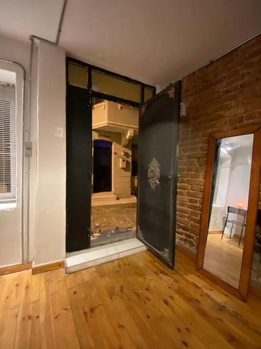 Cozy Flat Near Galata Tower And Metro Station Daire İstanbul